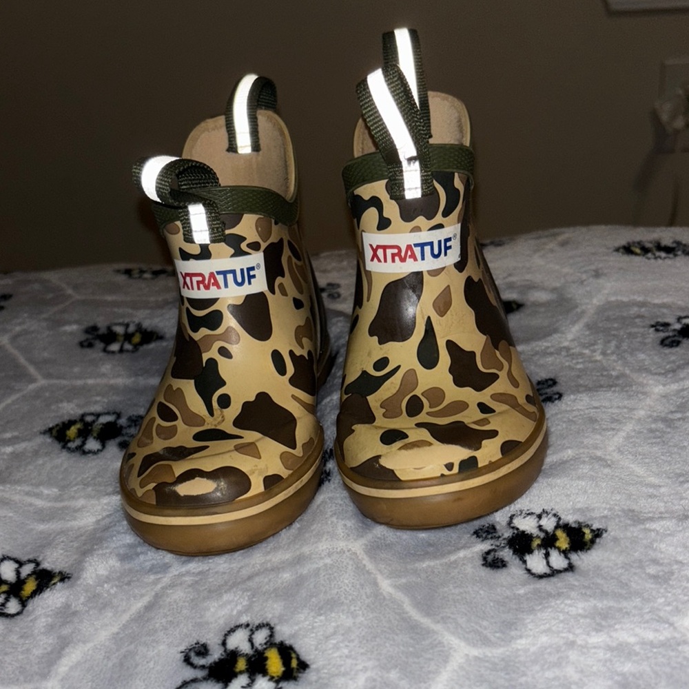Xtratuf duck camo boots size 10c boys